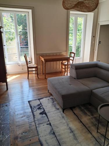 un salon avec un canapé et une table dans l'établissement Les Bruneilles, à Dracy-le-Fort