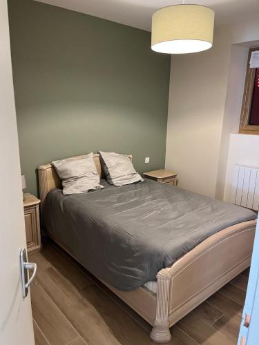 un lit dans une chambre avec un mur végétal dans l'établissement Appartement centre-ville rez-de-chaussée, à La Chapelle-en-Vercors