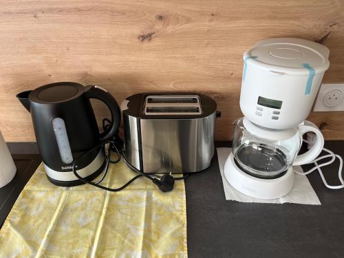 Принадлежности для чая и кофе в Appartement centre-ville rez-de-chaussée