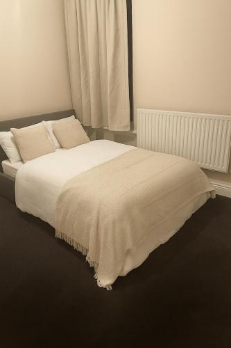 Una cama o camas en una habitación de Modern 4BR Home in Dudley