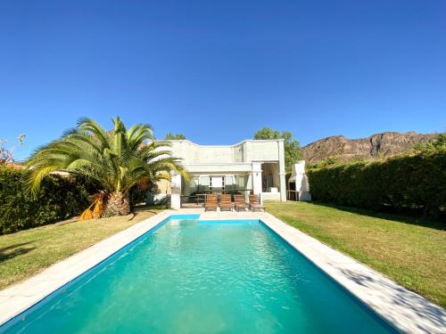 Piscina de la sau aproape de Silencio, cielo estrellado y naturaleza en Cañon del Atuel