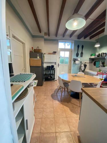 une cuisine avec une table et une salle à manger dans l'établissement Charmant gîte 4 étoiles bucolique et calme, à Chouzy-sur-Cisse