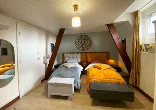 une chambre avec deux lits dans une pièce dans l'établissement Charmant gîte 4 étoiles bucolique et calme, à Chouzy-sur-Cisse