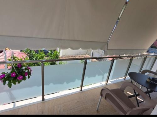 Rõdu või terrass majutusasutuses Lear Apartment