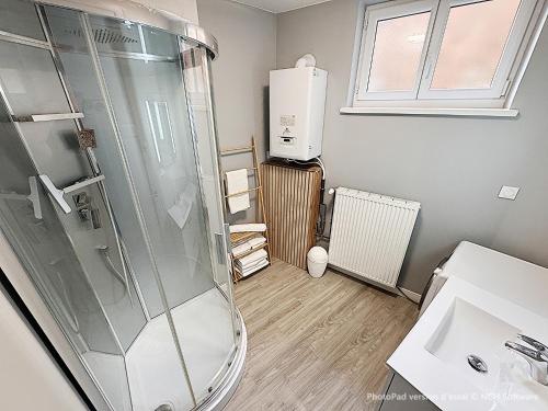 a bathroom with a shower and a sink at Au Cœur de Boulogne in Boulogne-sur-Mer