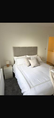 Ένα ή περισσότερα κρεβάτια σε δωμάτιο στο Home in Leeds