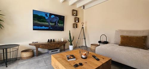 un salon avec un canapé et une table dans l'établissement Villa Idéalement placée, à La Flotte