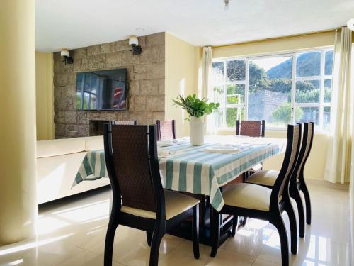 una sala da pranzo con tavolo e sedie di Luxury Mansion with Garden 6 Bedroom 6 Bath a Baños