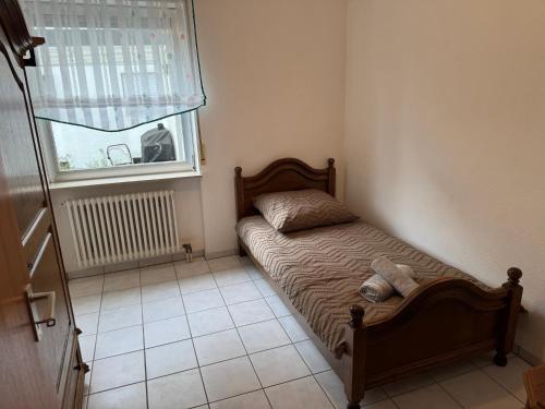 a small bedroom with a bed and a window at 160 qm Apartment mit Garten und Stellplatz in Riegelsberg