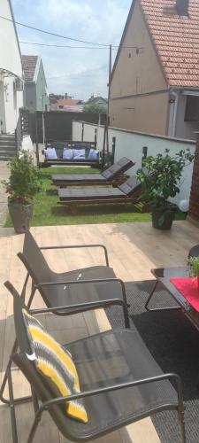 Κήπος έξω από το Apartman Relax