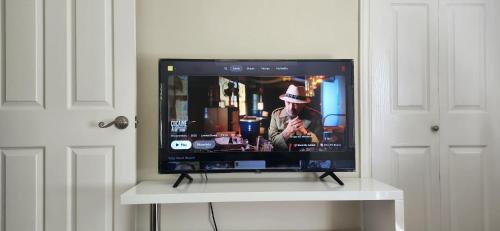 TV a/nebo společenská místnost v ubytování Sunny Corner Room with View