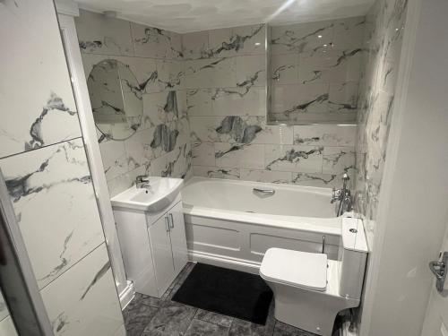 Bilik mandi di Cosy 1BDR Flat in Greenwich Free Parking with WIFI