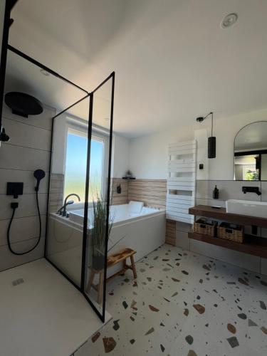 Ένα ή περισσότερα κρεβάτια σε δωμάτιο στο Jolie Maison avec Balnéothérapie