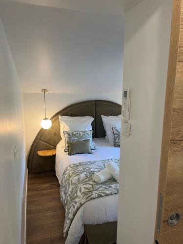 Ένα ή περισσότερα κρεβάτια σε δωμάτιο στο Jolie Maison avec Balnéothérapie