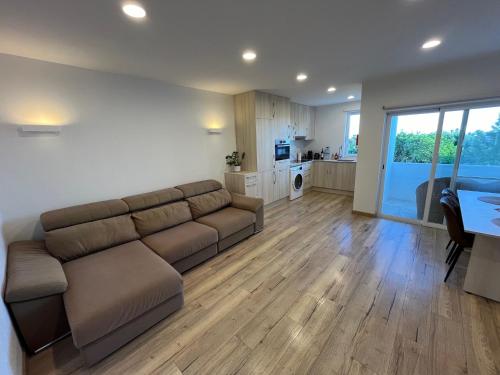 a living room with a couch and a kitchen at Casa Luca in Carvoeiro