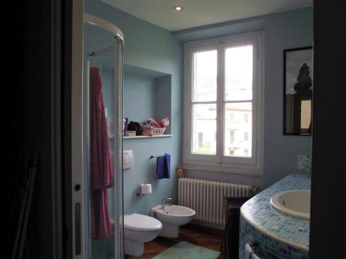 ein Bad mit einem Waschbecken, einem WC und einem Fenster in der Unterkunft Casa Azzurro Pervinca by Holiday World in Finale Ligure