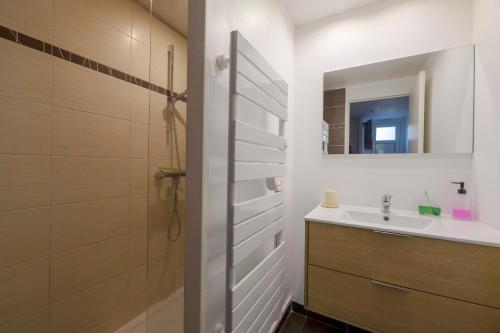 a bathroom with a sink and a shower with a mirror at TY AR PARIZ T3 Rennes centre Parc du Thabor in Rennes