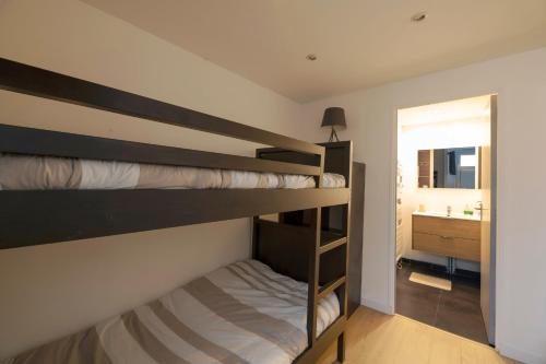 a bedroom with two bunk beds and a bathroom at TY AR PARIZ T3 Rennes centre Parc du Thabor in Rennes