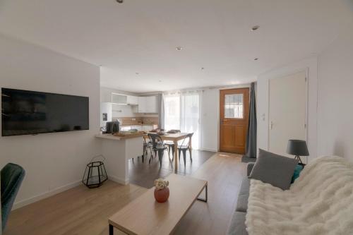 a living room with a couch and a table at TY AR PARIZ T3 Rennes centre Parc du Thabor in Rennes