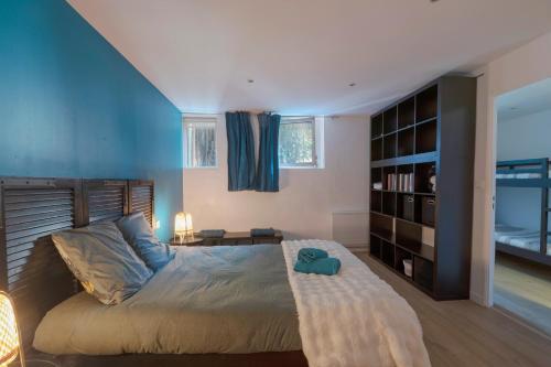 a bedroom with a large bed and a desk at TY AR PARIZ T3 Rennes centre Parc du Thabor in Rennes