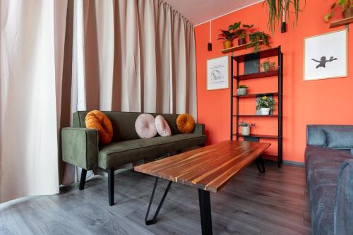 un soggiorno con un divano e un tavolino da caffè di MUE Cubes - Capsule Hotel a Basilea