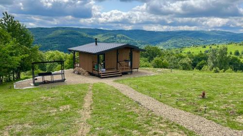 a small cabin in the middle of a field at Kosuli in Oriv