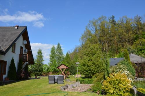 a yard with a house and a gazebo at Ostoja Wigierski in Mikolajewo