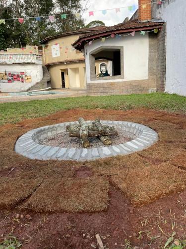 Chácara c piscina e churrasqueira em sta isabelにある庭