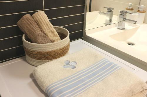 La salle de bains est pourvue d'un lavabo, de serviettes et d'un miroir. dans l'établissement T2 Acotzeta classé 3 étoiles Saint Jean de Luz quartier Acotz près des plages, à Saint-Jean-de-Luz