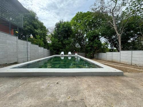 ein großer Pool mit zwei Stühlen in der Unterkunft Casa vacacional a 5min de la Playa in Morales