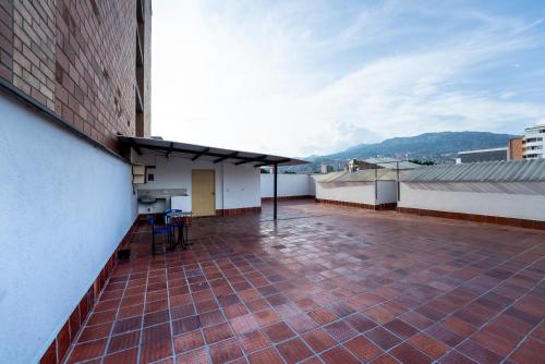 a balcony of a building with a tile floor at Coliving Tonchalá Laureles Habitaciones y Apartamentos Familiares con Cocina cerca del Estadio in Medellín