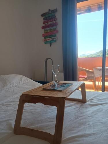 Ένα ή περισσότερα κρεβάτια σε δωμάτιο στο Peaceful Seaview Apartment with Beach & Pool Access, Air Conditioning