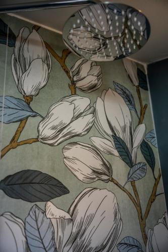 a wallpaper with white flowers on a wall at Domus Nursia in Norcia