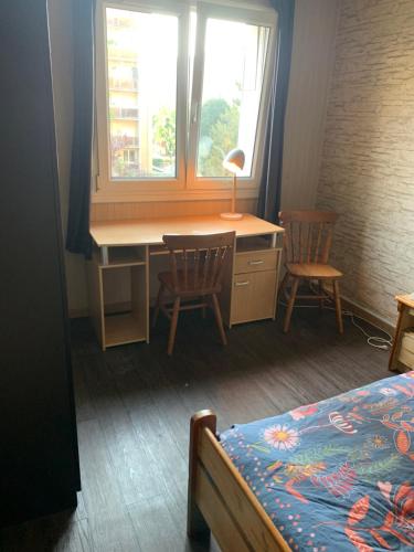 une chambre avec un bureau et deux chaises et un lit dans l'établissement Chambre 4 avec un lit simple, à Strasbourg