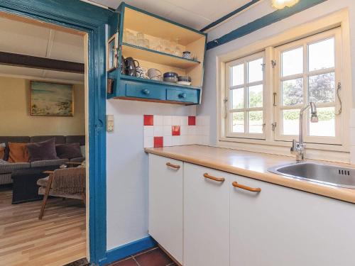 Η κουζίνα ή μικρή κουζίνα στο 6 person holiday home in Læsø