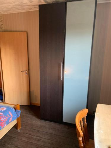- une chambre avec une porte, une table et un lit dans l'établissement Chambre 4 avec un lit simple, à Strasbourg