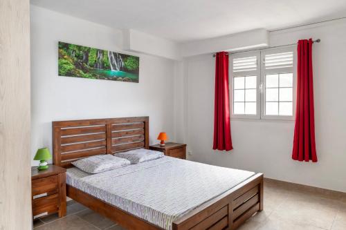 Postel nebo postele na pokoji v ubytování Appartement des 5 Trésors - piscine et vue panoramique