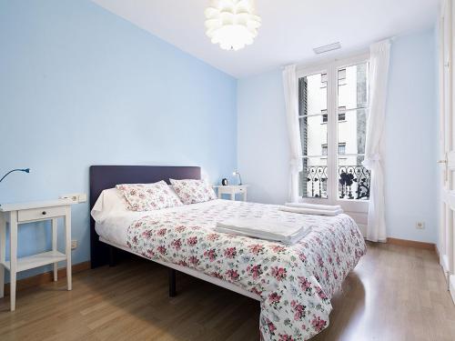 Una habitación blanca con una cama y una ventana en Apartment in Barcelona near Passeig de Gràcia, en Barcelona