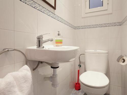 Un baño blanco con lavabo e inodoro. en Apartment in Barcelona near Passeig de Gràcia, en Barcelona