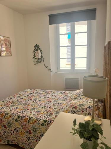 une chambre avec un lit et une fenêtre dans l'établissement T2 cocooning Toulon center-4 people, à Toulon