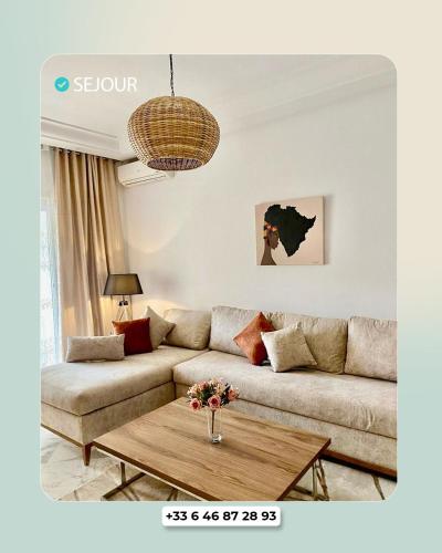 ein Wohnzimmer mit Couch und Tisch in der Unterkunft Casa Falaise Monastir in Monastir