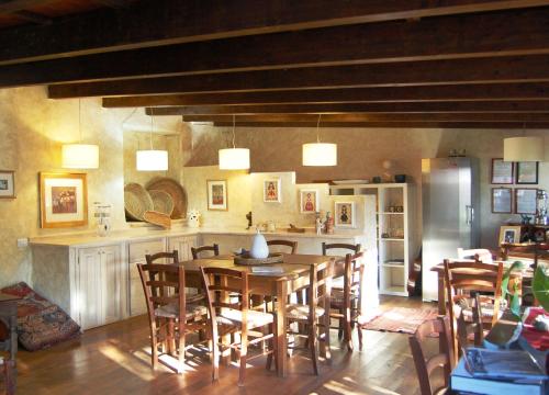 Kuchyň nebo kuchyňský kout v ubytování Agriturismo L'Aglientu B&B