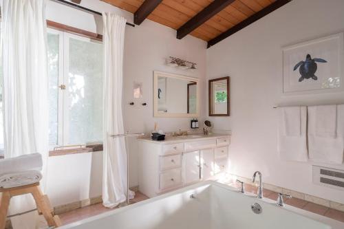 Koupelna v ubytování Malibu Villa with Beach Access and Ocean View