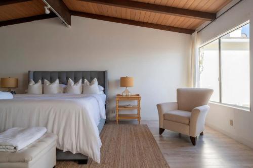 Postel nebo postele na pokoji v ubytování Malibu Villa with Beach Access and Ocean View