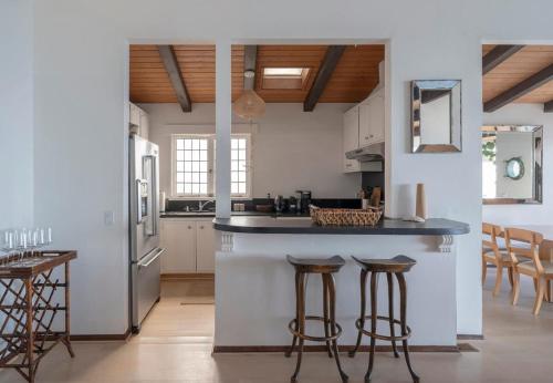 Kuchyň nebo kuchyňský kout v ubytování Malibu Villa with Beach Access and Ocean View