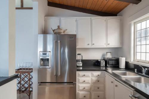 Kuchyň nebo kuchyňský kout v ubytování Malibu Villa with Beach Access and Ocean View