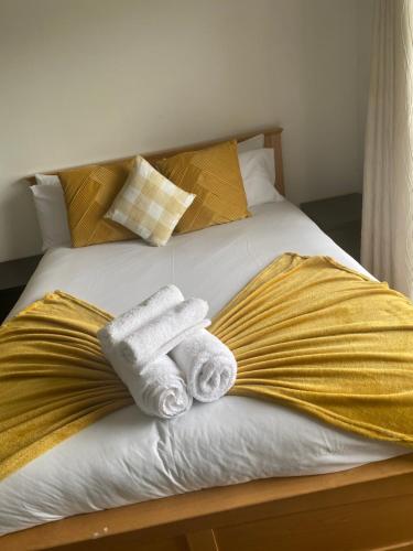 Postel nebo postele na pokoji v ubytování Stylish spacious 2 bed Apt Balcony Nr City Stadium