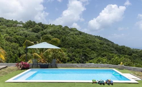 Bazén v ubytování Appartement des 5 Trésors - piscine et vue panoramique nebo v jeho okolí