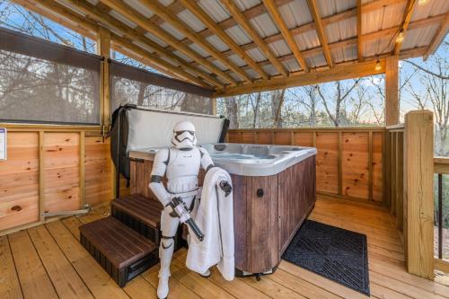 Un robot sentado en una bañera en una casa. en Golf, pets, hot tub "May the Course Be With You" Ellijay GA, en Ellijay