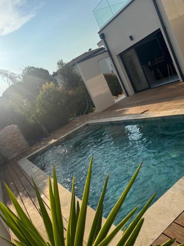 une piscine devant une maison dans l'établissement Villa luxueuse, à Villetelle